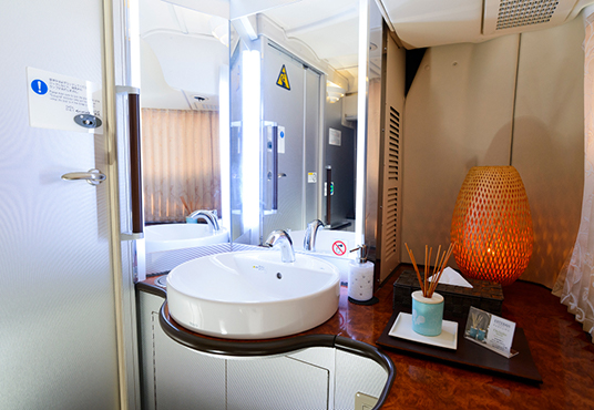 広いパウダールーム兼化粧室（トイレ）は長時間の旅や渋滞時でも安心。